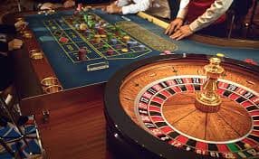 Platform hometogel yang menampilkan berbagai kategori permainan dan fitur akun di perangkat mobile